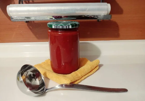 厨房台面上的碎番茄罐头 — 图库照片