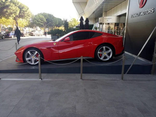 Червоний Автомобіль Ferrari Бічний Постріл Сучасний Спортивний Автомобіль — стокове фото