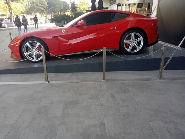 Ferrari Kırmızı Lüks Araba Yan Çekim — Stok fotoğraf