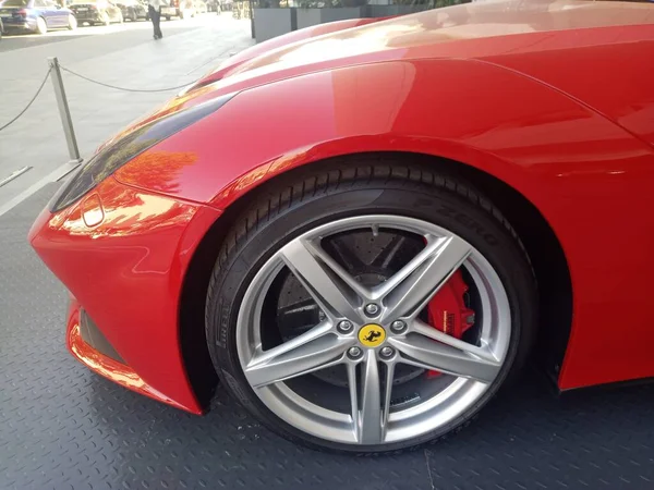 Kırmızı Bir Ferrari Nin Lastiği — Stok fotoğraf