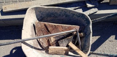 El arabasında odun ve demir parçaları.