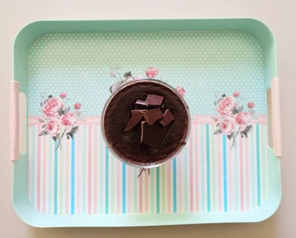 Kakao Dessert Auf Dem Tablett Mit Pralinen Dekoriert — Stockfoto