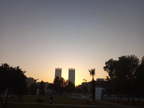 民俗塔の後ろの日没 市街地ビュー — ストック写真