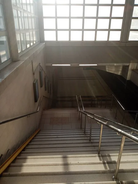 Perspektive Bahn Station Treppen Runter Eingang Des Bahnhofs — Stockfoto