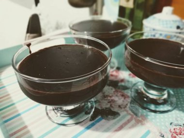 Tepside üç kase tatlı. Lezzetli.