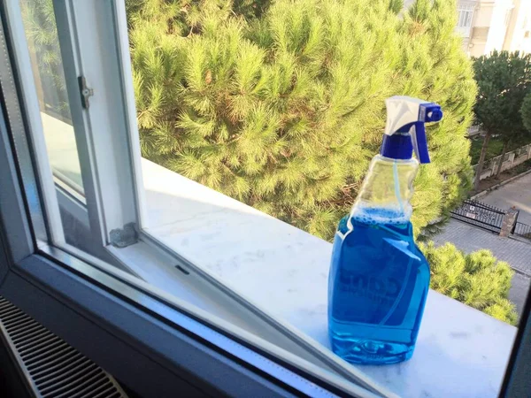 Blaues Reinigungsspray Vor Dem Fenster — Stockfoto