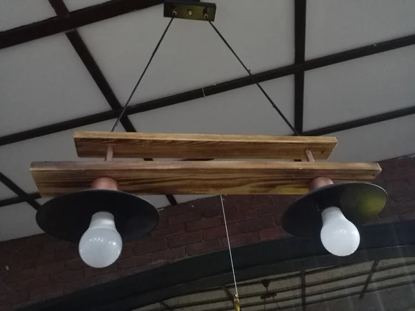 木制2绳吊灯 室内设计 — 图库照片