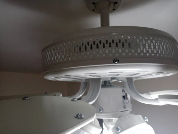 Kanat Tavan Fanı 132 White Renkler Rolla Çin Malı Vantilatörün — Stok fotoğraf