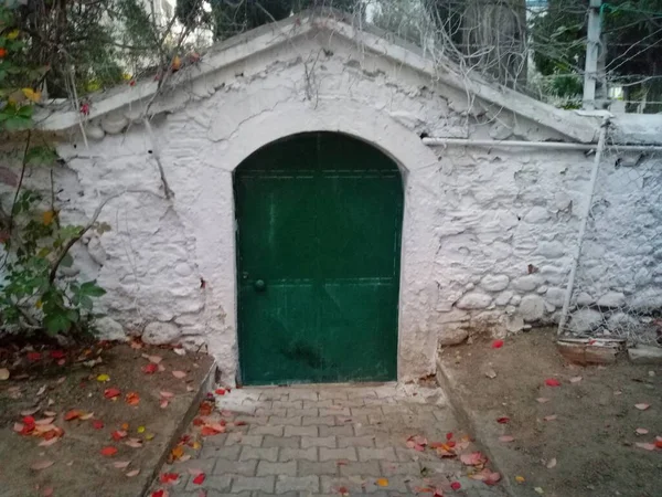 Gizemli Gizemli Görünen Demir Kapı — Stok fotoğraf