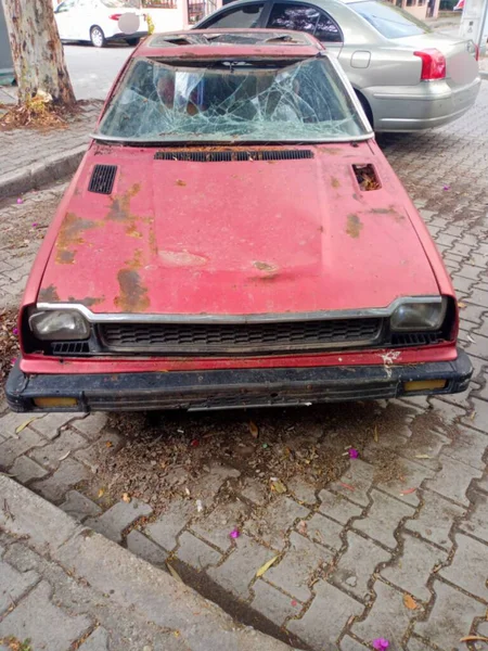 Czerwony Samochód Bez Tablic Rejestracyjnych Opuszczony Shabby Złom Zbite Szyby — Zdjęcie stockowe