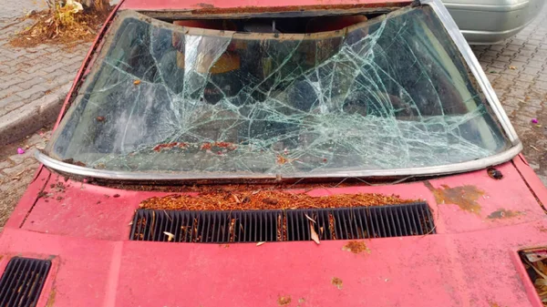 废弃汽车的破碎挡风玻璃 — 图库照片