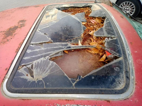 汽车上可伸缩窗户的玻璃坏了 顶部视图 — 图库照片
