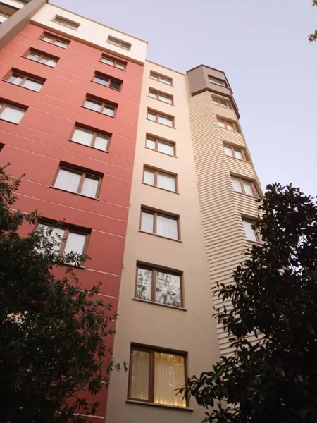 市内のモダンなアパート 高いアパートブロック — ストック写真