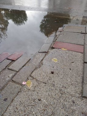 Çukura yağmur suyu dök.