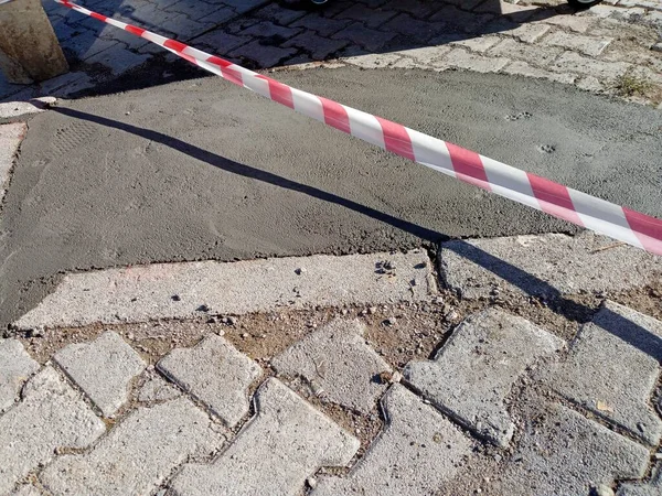 Nuovo Cemento Versato Sul Pavimento Striscia Sicurezza — Foto Stock