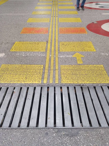 Pedestrian Crossing Lines Channel Grids Speed Limit Sign Person Crossing — Stock Photo, Image