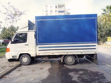 Çok güzel bir kamyonet. Şehirde küçük bir kamyonet..