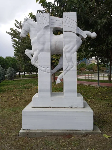 Fabricado 2018 Por Georgiano Ivane Tsiskadze Estatua Caballo Alado Expuesto — Foto de Stock