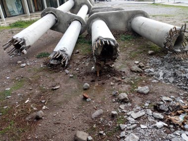 Yerinden çıkmış beton. Betonun içindeki demir görünür..