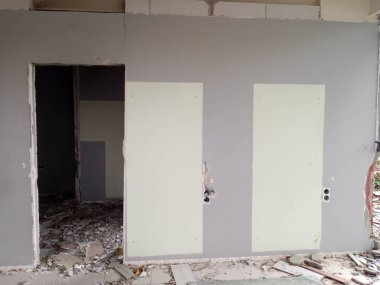 Tahliye edilen bina yakında yıkılacak. Boş bina.