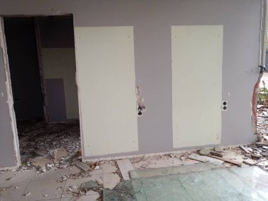 Tahliye edilen bina yakında yıkılacak. Ve yerde kırık bardaklar.