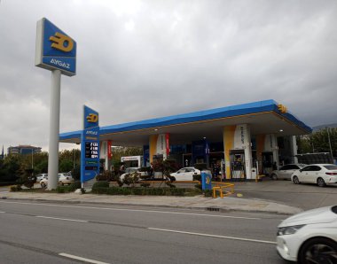 Opet benzin istasyonu, büyük bir markadır..