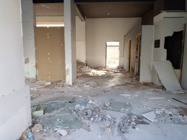 Boş bina. Mahvolmuş, harap olmuş.