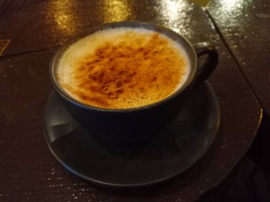 Tarçınlı bir fincan Sahlep. Üst görünüm.