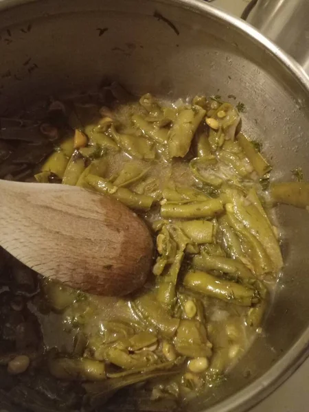 用木勺把大豆大餐放在锅里 靠近点 — 图库照片