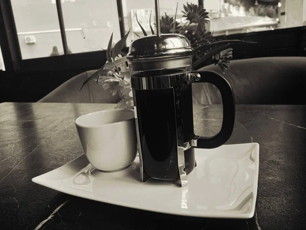 Фильтр Кофе Белая Чашка Столе Черно Белое Фото — стоковое фото