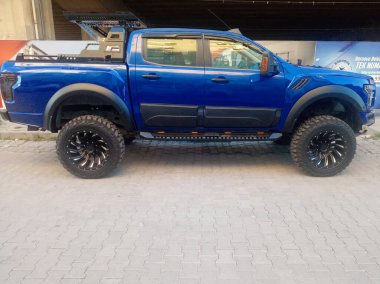 Mavi Ford Ranger. Sokaktaki mavi araba.