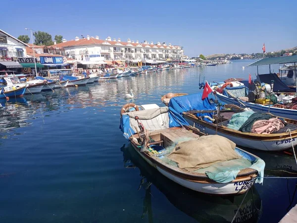 Αλιευτικά Σκάφη Ψαροταβέρνες Καφετέριες Και Πελεκάνους Μικρή Πόλη Foca Είναι — Φωτογραφία Αρχείου