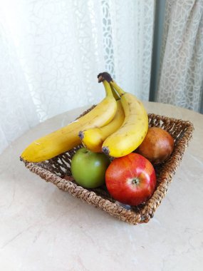 Masasında meyveler olan sağlıklı bir kova.