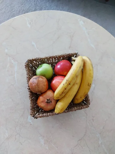 满满一桶的水果放在桌上 — 图库照片