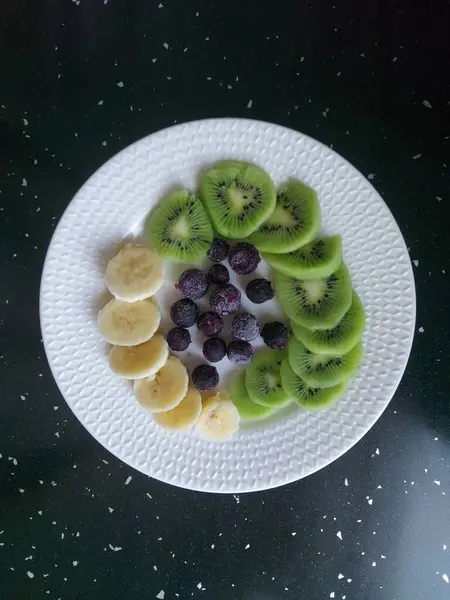 盘中厚实的水果 — 图库照片
