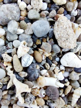 Çakıl taşları, sahildeki taşlar, deniz arka planı..