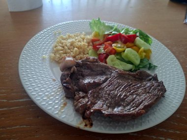 Çok kaliteli bir tabak lezzetli biftek.