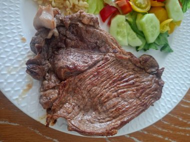 Sebze ve sos ızgara sığır eti