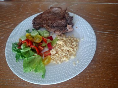 Bulgur ve sebzeli biftek.