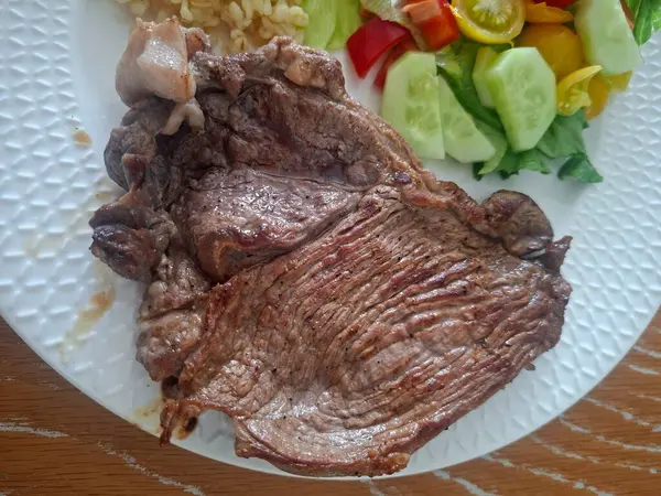 Sebze ve sos ızgara sığır eti