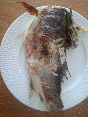 Taze deniz balığı masaya