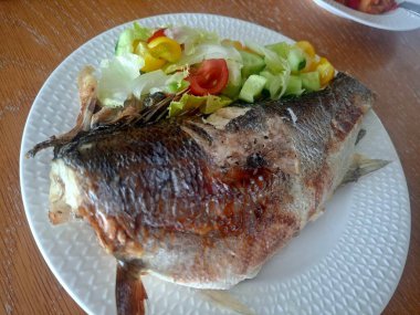 Izgara somon ve salata.