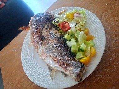 limon ve salata ile balık