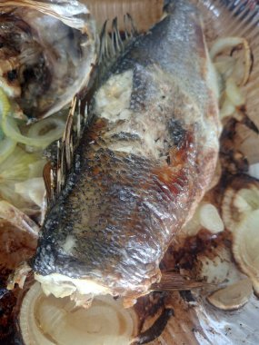 Baharatlı ve sebzeli ızgara balık.