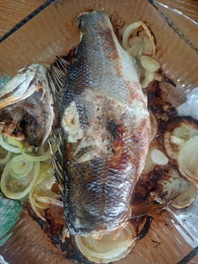 Patates ve sebzeli kızarmış balık.