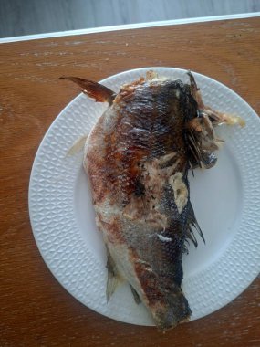 Limonlu kızarmış levrek.