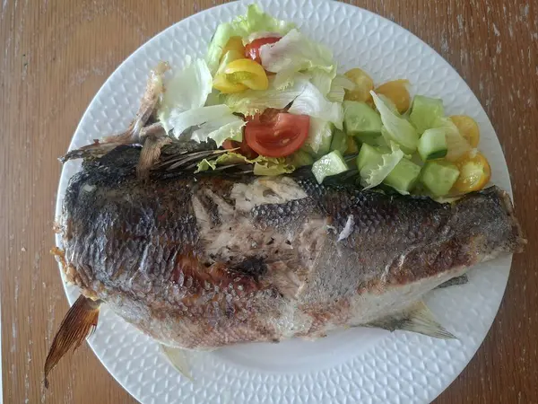 Sebzeli ve baharatlı kızarmış balık.