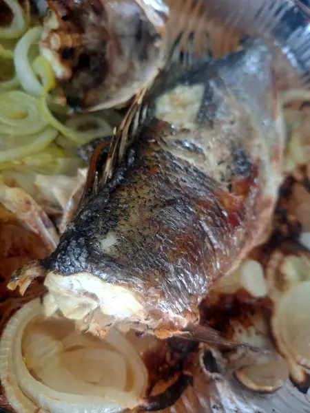 Tavada kızarmış balık..