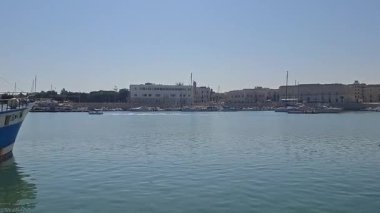Bari, İtalya 'da bir teknenin güzel bir görüntüsü.