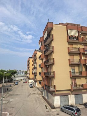 Bir apartmanda balkonları olan bir bina.